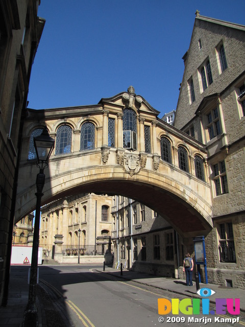 SX07847 Bridge between buildings over street in Oxford